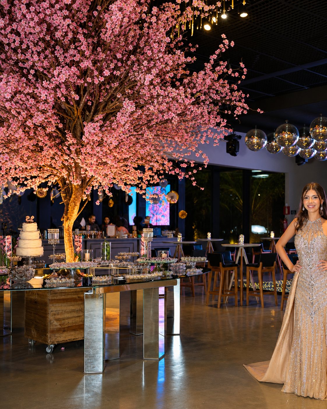 Debutante em festa de 15 anos sob cerejeira