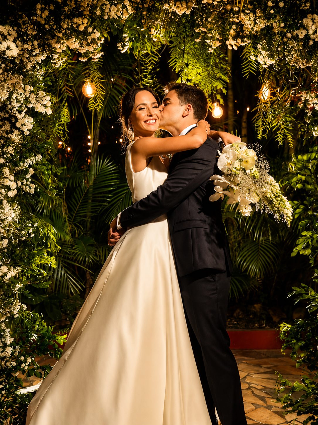 Casal no altar florido